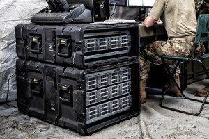 Skrzynki z szynami Rack