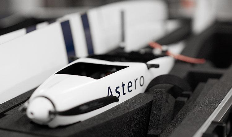 Dron Astero zabezpieczony w niestandardowym wkładzie piankowym