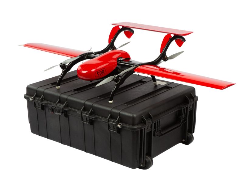 Czerwony dron na profesjonalnej skrzyni ochronnej