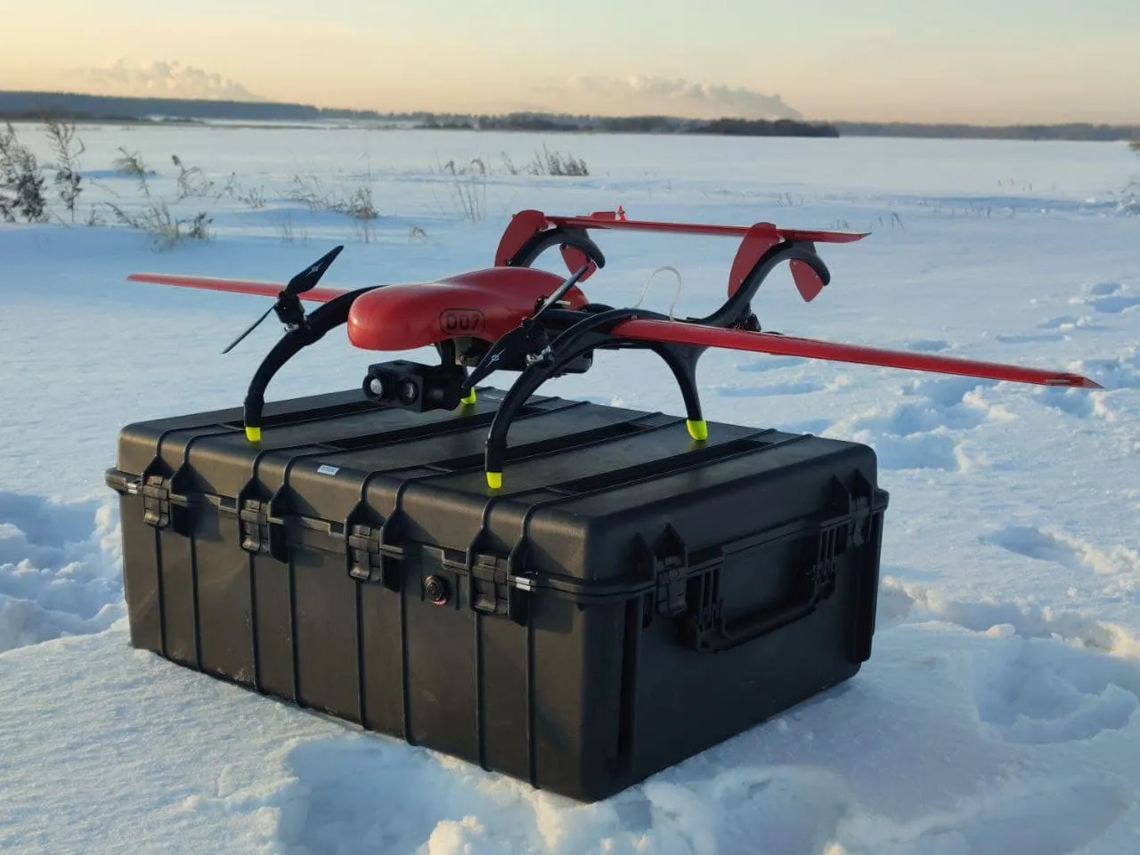 Profesjonalny dron z niestandardową ochronną walizką w warunkach zimowych